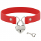 Collana in pelle vegana con accessorio di cuore. Rossa