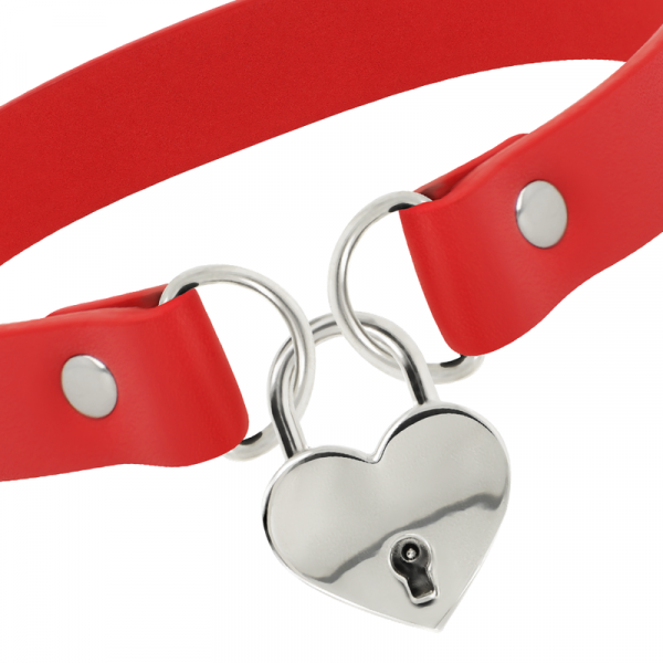 Collana in pelle vegana con accessorio di cuore. Rossa