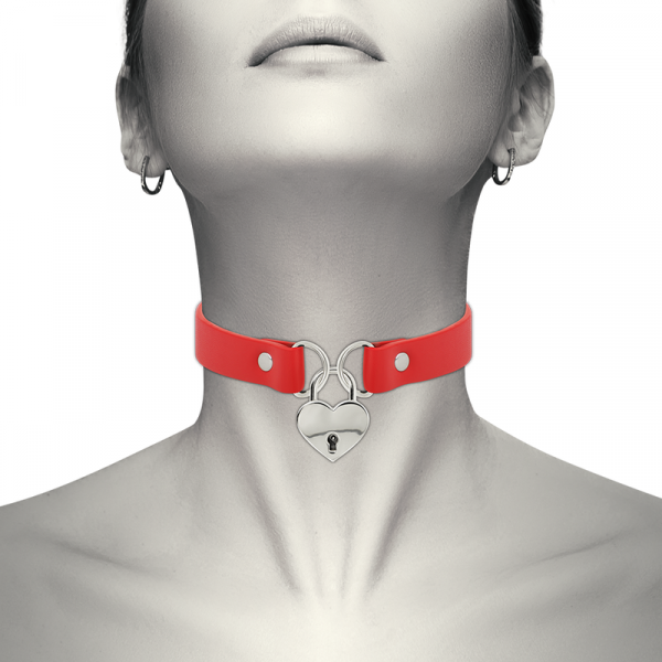 Collana in pelle vegana con accessorio di cuore. Rossa
