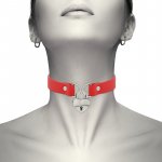 Collana in pelle vegana con accessorio di cuore. Rossa